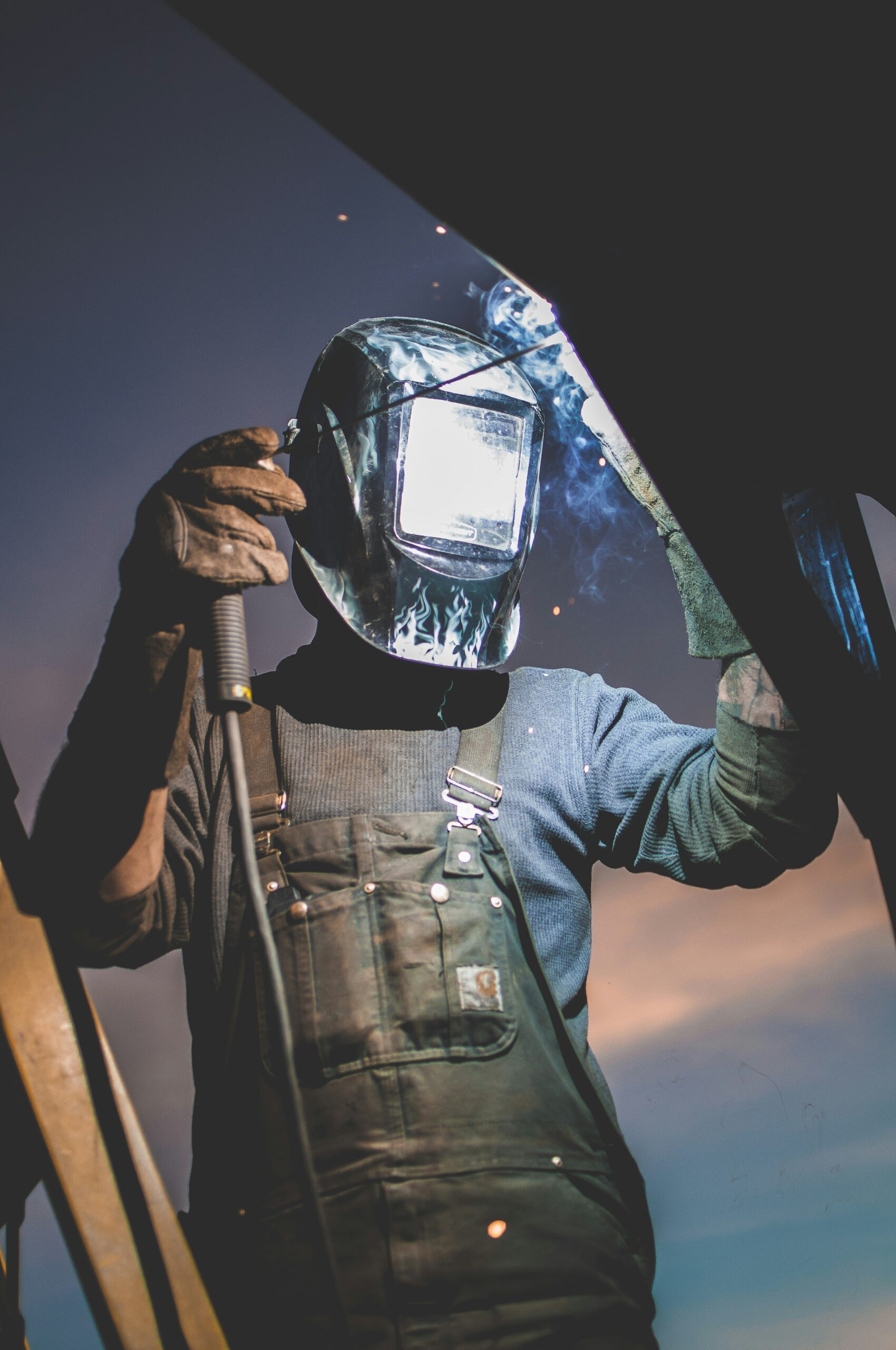 man-stick-welding